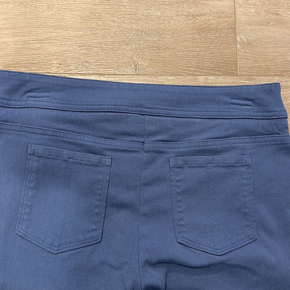 ATTYRE New York Blue lightweight denim Pants with pearl detail near hem Sz 4 - Picture 5 of 9